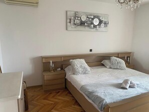 Silitysrauta/-lauta, Wi-Fi, vuodevaatteet