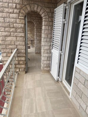 Exterior detail - Spacious apt w pool and sea view, 2 min to beach (Omis)