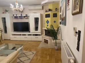 TV, fireplace - Spacious apt w pool and sea view, 2 min to beach (Omis)