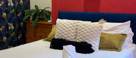 1 dormitorio, tabla de planchar con plancha, wifi y ropa de cama