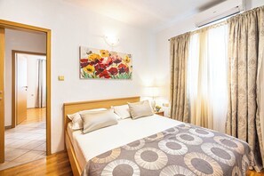 3 bedrooms, iron/ironing board, WiFi, bed sheets - C apt w terrace & sea view, 4 min walk to beach (Podstrana)