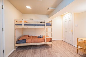 5 habitaciones, tabla de planchar con plancha y wifi gratis 