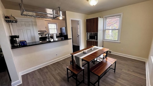 NEW Spacious 5-bedroom house in College Park near UMD!