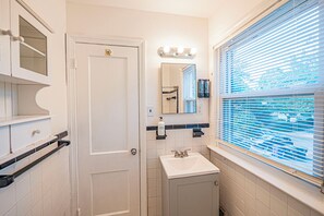 Assecador de cabells, tovalloles i xampú 