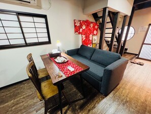 Living area - cozy tatami stylish double bedroom,10mins walk to TSUTENKAKU Tower (osaka)
