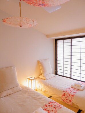 2 bedrooms, Internet, bed sheets - cozy tatami stylish double bedroom,10mins walk to TSUTENKAKU Tower (osaka)