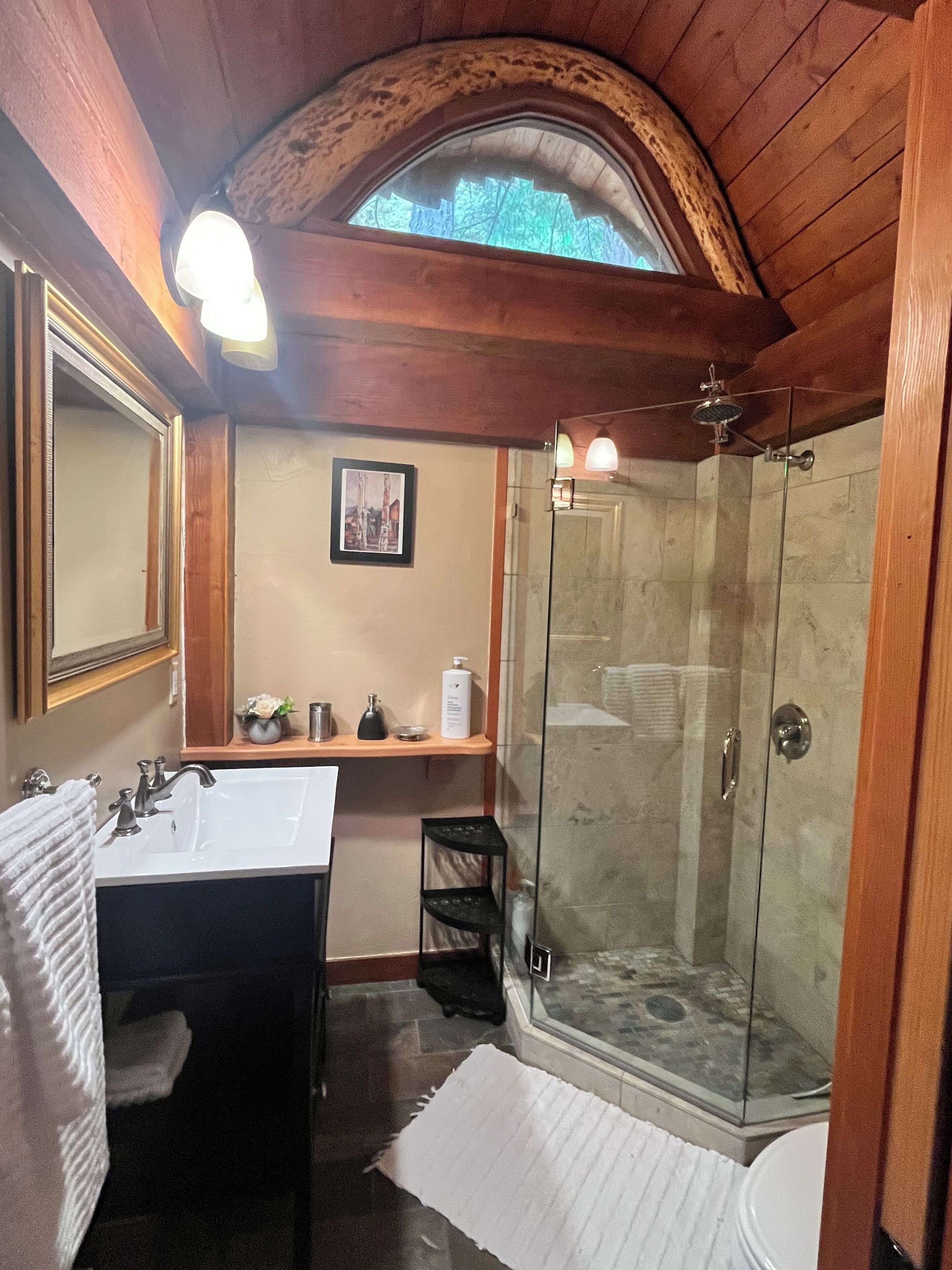 Douche, sèche-cheveux, serviettes fournies, savon