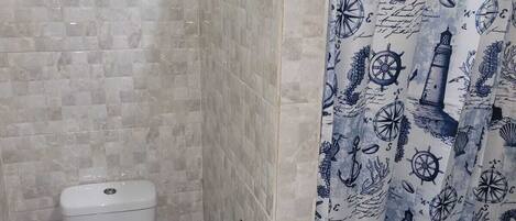 Dusj, håndklær, såpe og toalettpapir