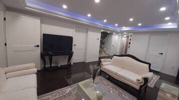 TV connectée, baby-foot, table de tennis de table