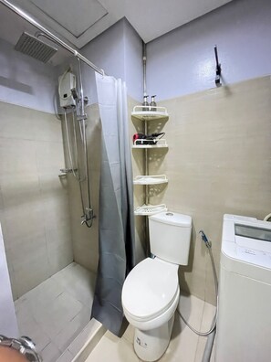 Sèche-cheveux, serviettes fournies, papier toilette