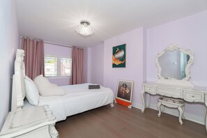 3 habitaciones, tabla de planchar con plancha, wifi y ropa de cama 