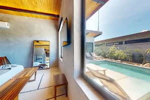 4 bedrooms, iron/ironing board, internet, bed sheets