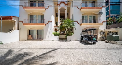 Tranquil beachfront condo with pool, balcony sunset views & fast Wi-Fi