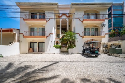 Tranquil beachfront condo with pool, balcony sunset views & fast Wi-Fi