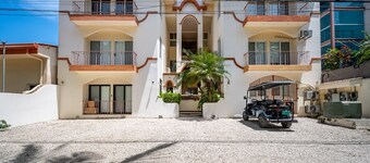 Tranquil beachfront condo with pool, balcony sunset views & fast Wi-Fi