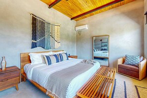 3 bedrooms, iron/ironing board, internet, bed sheets - Luxury water view villa with splash pool,high speed WiFI & dog-friendly vibes (Placencia)