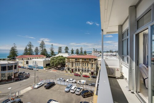Art Deco Escape - Inner City Apartment Napier
