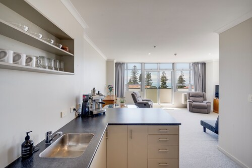 Art Deco Escape - Inner City Apartment Napier