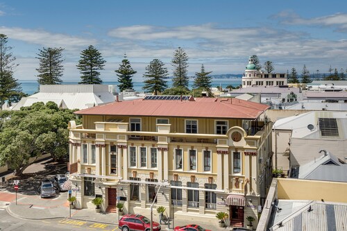 Art Deco Escape - Inner City Apartment Napier