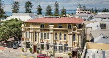 Art Deco Escape - Inner City Apartment Napier