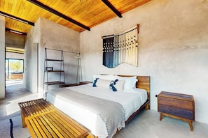 4 bedrooms, iron/ironing board, internet, bed sheets