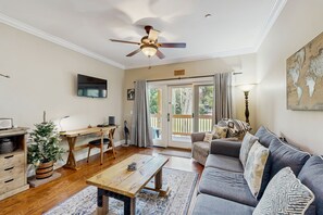 TV, DVD player - Golf course-front condo with private balcony and minutes from beach (Edisto Beach)