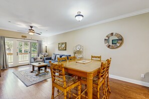 Dining - Golf course-front condo with private balcony and minutes from beach (Edisto Beach)