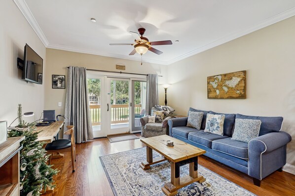 TV, DVD player - Golf course-front condo with private balcony and minutes from beach (Edisto Beach)