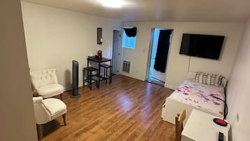 1 habitación, tabla de planchar con plancha, wifi y ropa de cama