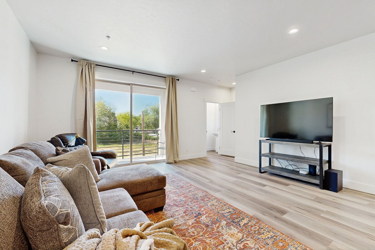 Gorgeous modern townhome conveniently located near airport & university, WIFI