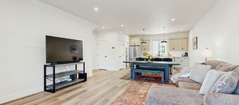 Gorgeous modern townhome conveniently located near airport & university, WIFI