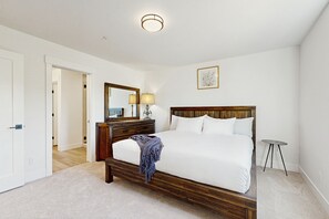 3 bedrooms, iron/ironing board, internet, bed sheets