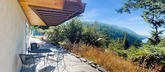 Cheerful 1-Bedroom Getaway on Orcas Island — Forest Retreat with Sound Views