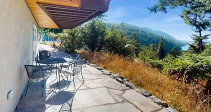 Cheerful 1-Bedroom Getaway on Orcas Island â Forest Retreat with Sound Views