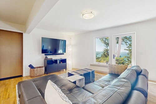 Cheerful 1-Bedroom Getaway on Orcas Island — Forest Retreat with Sound Views