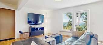 Cheerful 1-Bedroom Getaway on Orcas Island — Forest Retreat with Sound Views