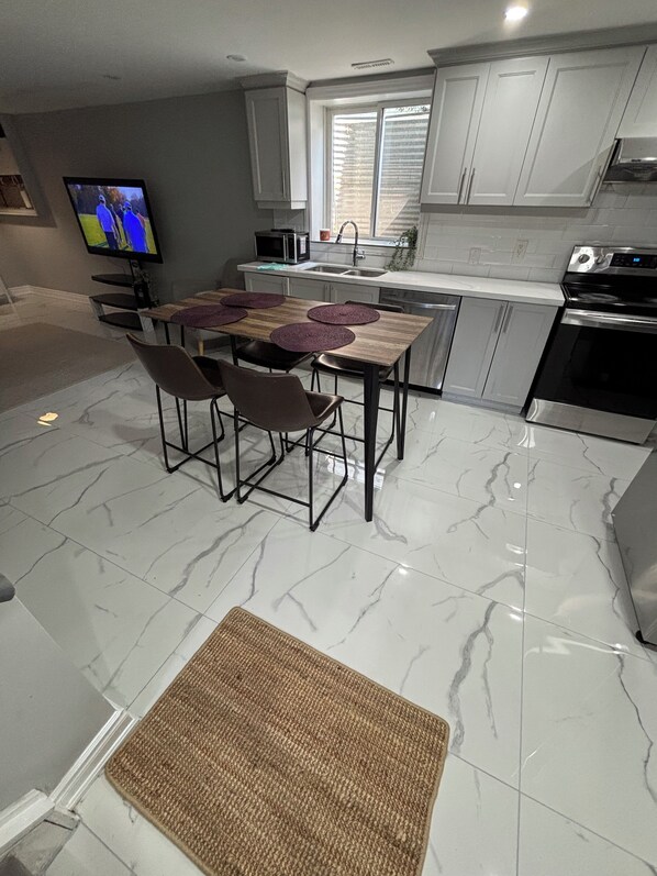 Een microgolfoven, een oven, een kookplaat, een vaatwasser