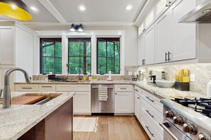 Fridge, microwave, oven, stovetop - Charming 5BR house with Full Kitchen, HUGE screened in porch and Gas Grill (Cashiers)