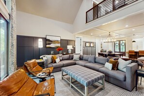 TV, fireplace - Charming 5BR house with Full Kitchen, HUGE screened in porch and Gas Grill (Cashiers)