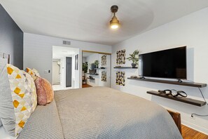 2 bedrooms, internet, bed sheets