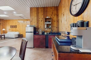 Kühlschrank, Mikrowelle, Herdplatte, Wasserkocher mit Kaffee-/Teezubehör