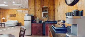 Peaceful wooded escape w/ kitchenette, gas grill, WIFI, lakes & trails nearby