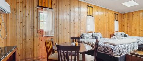 Tabla de planchar con plancha, acceso a internet y ropa de cama