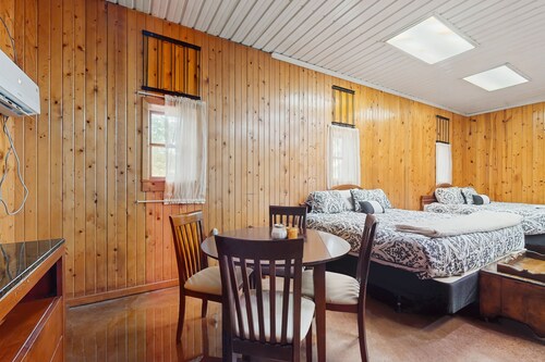 Peaceful wooded escape w/ kitchenette, gas grill, WIFI, lakes & trails nearby