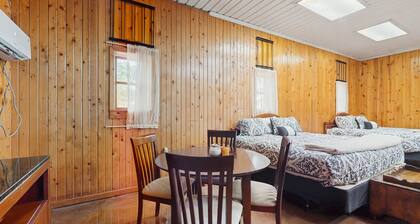 Peaceful wooded escape w/ kitchenette, gas grill, WIFI, lakes & trails nearby