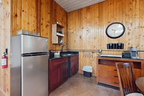 Kühlschrank, Mikrowelle, Herdplatte, Wasserkocher mit Kaffee-/Teezubehör