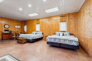 Iron/ironing board, Internet, bed sheets - Peaceful wooded escape w/ kitchenette, gas grill, WIFI, lakes & trails nearby (Covert)