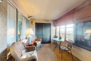 Interior - Sunny - ocean front condo w/beach views, balcony, shared pool, full kitchen & AC (Ocean City)