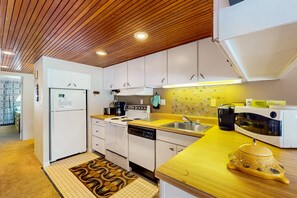 Fridge, microwave, oven, stovetop - Sunny - ocean front condo w/beach views, balcony, shared pool, full kitchen & AC (Ocean City)