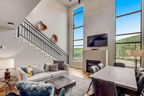 Televisie, een open haard en een tafeltennistafel